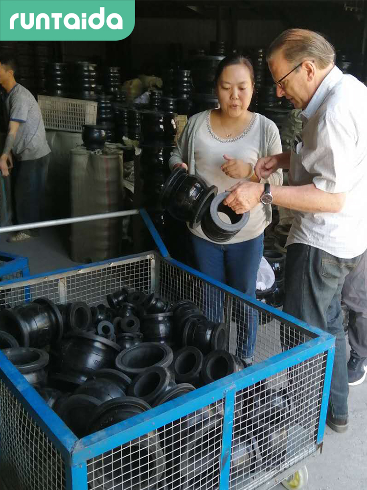 橡膠軟接頭國外客戶(hù)訪(fǎng)廠(chǎng)驗貨